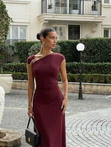 Firerie 女士新款性感优雅金属装饰不对称肩部褶皱腰部A字连衣裙，适合外出、派对和其他场合 - 酒紅色 - 查看 2