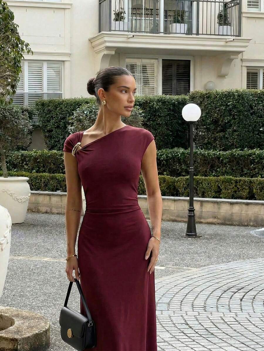 Firerie 女士新款性感优雅金属装饰不对称肩部褶皱腰部A字连衣裙，适合外出、派对和其他场合