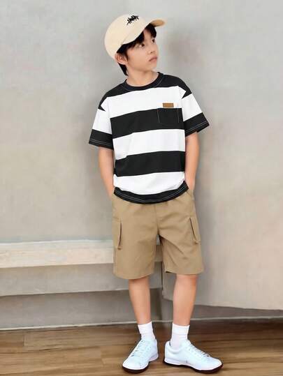2 piezas Camiseta de rayas anchas negra para adolescentes varones con bolsillo en el pecho, combinada con pantalones cortos caqui, adecuada para actividades al aire libre