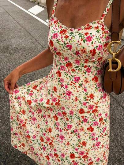 SHEIN Holidaya 甜美清新卡其色底粉色和红色花卉印花吊带连衣裙 - 细肩带荷叶边领口，收腰设计，A字下摆，春夏时尚中长连衣裙；复古优雅卡其色底粉色和红色花卉印花吊带连衣裙 - 细肩带荷叶边领口，收腰设计，A字下摆，春夏百搭中长连衣裙；俏皮活力卡其色底粉色和红色花卉印花吊带连衣裙 - 细肩带荷叶边领口，收腰设计，A字下摆，春夏清新中长连衣裙