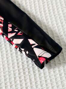 SHEIN Set de 2 piezas de traje de baño con camiseta de protección solar de manga larga con estampado de dibujos animados y gorro para niños pequeños, adecuado para playa, piscina, primavera/verano - Rojo - Ver 4