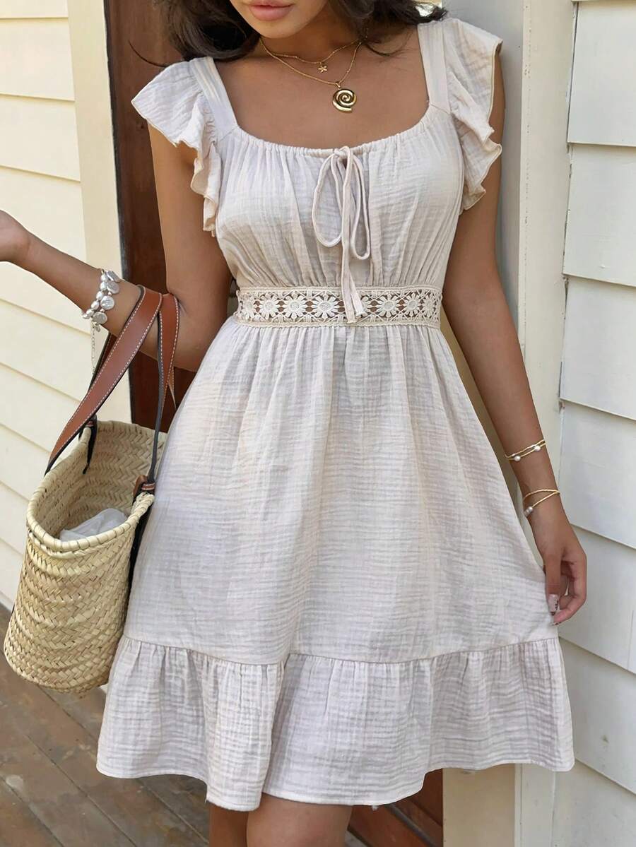 SHEIN Frenchy Đầm hè mới, kiểu dáng thanh lịch và tinh tế với tay áo bồng bềnh, điểm xuyết viền bèo nhún và họa tiết ren, phù hợp cho mặc hàng ngày, đi làm, dự tiệc, đi học, uống trà chiều, hẹn hò và các dịp khác. - Màu be - Xem 1