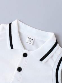 SHEIN Playful Pals 2件套男婴休闲时尚简约字母拼接细节实用条纹饰边罗纹无袖Polo领灰色针织背心和针织短裤套装，适合夏季居家休闲、户外运动和日常穿着，儿童服装，幼儿服装，婴儿套装，男婴套装，婴儿Polo衫，幼儿背心，幼儿短裤，婴儿套装，3个月-3岁 - 白色 - 查看 6