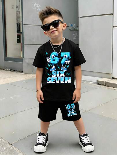 SHEIN Set de 2 piezas Camiseta de manga corta y pantalones cortos casuales para niños pequeños con estampado de números 67, bloques de construcción de dibujos animados y eslogan de letras relámpago, atuendo cómodo para uso diario en primavera y verano