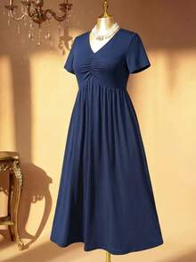 Rometta 大码女式优雅休闲V领褶饰短袖针织连衣裙，新品上市 - 藏蓝色 - 查看 4