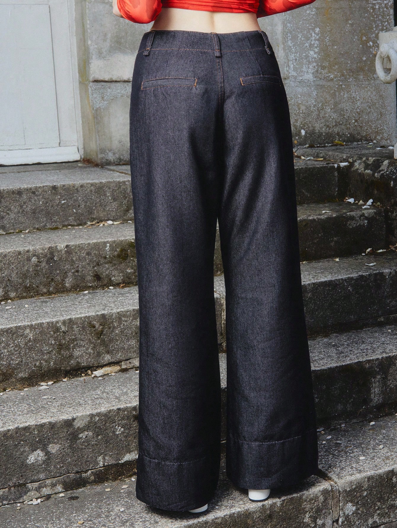 Damen Jeans mit Nahtdetail, weites Bein, aus dunkler Baumwolldenim, Herbstmode für Bürooutfits und Herbstoutfits für Frauen