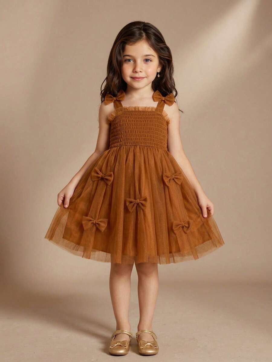 SHEIN 女童吊带连衣裙，饰有可爱的3D蝴蝶结，网纱薄纱咖啡色公主裙，可爱甜美优雅的夏季派对礼服 - 咖啡 - 查看 1
