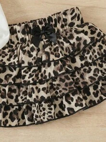 SHEIN 两件套女童樱桃豹纹蝴蝶结装饰圆领短袖上衣搭配层叠荷叶边豹纹短裤，时尚夏季休闲、运动、街头、度假、派对、海滩、购物、休闲等场合的理想之选。 - 彩色 - 查看 4
