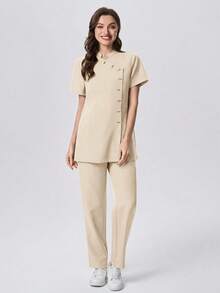 Scrubzie Bộ đồng phục y tế nữ chống nhăn, cổ tàu, tay ngắn, nhiều nút, gồm áo và quần. - Màu be - Xem 5