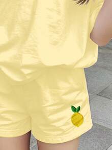 SHEIN 2pcs/Set Pakaian Musim Panas Manis Retro Motif Pohon Lemon untuk Anak Perempuan, Warna Kuning Segar Gaya Liburan Pedesaan Kasual Minimalis Atasan Lengan Pendek dan Celana Pendek - MultiWarna - View 5