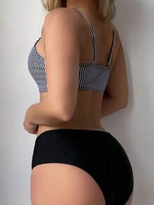 Swim Basics Conjunto de bikini a rayas verticales de verano, top sin aros y braga tipo hipster, 2 piezas, traje de baño para vacaciones - Blanco y Negro - Ver 2
