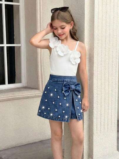 Bộ 2 món cho bé gái tuổi teen: Áo thun trắng cổ lệch họa tiết hoa 3D và chân váy ngắn denim đính ngọc trai kèm nơ, trang phục thường ngày thời trang, đa năng, phù hợp cho mùa hè, kỳ nghỉ và mua sắm.