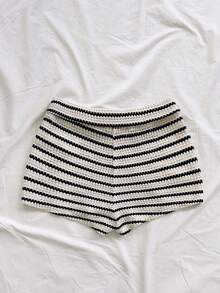 Soleia Quần short nữ dáng suông cạp gập kẻ sọc - Đen và trắng - Xem 2