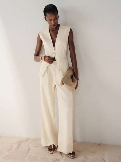 Aveloria Modichic Bộ vest không tay cổ chữ V màu vàng chanh nhạt, thiết kế một nút, túi vá trang trí, quần ống rộng, chất liệu vải mềm mại, phong cách đô thị hiện đại, phù hợp cho các buổi họp mặt công sở, tiệc thời trang, hội nghị trang trọng, công sở hàng ngày vào mùa xuân/hè, tôn lên sự đơn giản và tinh tế. Áo vest không tay cổ chữ V một nút kim loại bất đối xứng dành cho nữ, quần ống đứng có tua rua, bộ vest.