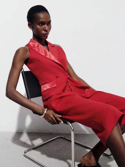 Aveloria Modichic 亮红色缎面领马甲，双排扣设计，贴袋，搭配七分阔腿裤，面料光滑亮泽，时尚现代，适合晚宴、重要商务活动、高端社交场合和都市夜生活，展现自信优雅的魅力。女士收腰缎面拼接西装马甲和七分直筒裤套装