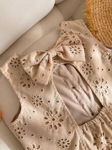 SHEIN 两件套女童夏季新款镂空刺绣卡其色圆领无袖荷叶边下摆上衣搭配直筒短裤，简约可爱百搭度假套装 - 棕色 - 查看 3