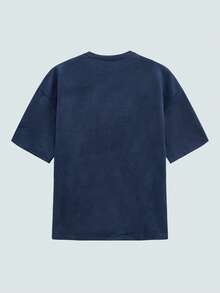 Modcrash 休闲男士短款T恤，麂皮绒面料，压纹图案，宽松落肩廓形，简约压纹字母Logo，适合日常、通勤、度假和返校穿着，非常适合男友/丈夫或情侣搭配。宽松T恤，男士街头风，男士衬衫，男士上衣，宽松版型，适合秋季穿着，复古美式风格，男女皆宜，宽松版型夏季服装——适合日常穿着和夏季度假装扮。 - 藏蓝色 - 查看 2