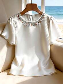 SHEIN Áo sơ mi nữ cổ tròn tay ngắn màu trắng satin, cổ bèo kiểu dáng nghỉ lễ, tay phồng, kiểu dáng thường ngày đa năng, chất liệu satin mềm mại, rủ tự nhiên, tối giản nhưng sang trọng, phù hợp cho đi làm mùa xuân/hè, mặc hàng ngày, mùa đông, dự tiệc, đi biển, hẹn hò, lễ tốt nghiệp, công sở, đồng phục giáo viên thành thị, Giáng sinh và năm mới, áo sơ mi trắng thanh lịch, áo satin đính ngọc trai, áo sơ mi satin cho nữ, áo đính ngọc trai nữ, áo cho nữ thanh lịch, áo sang trọng, áo trắng nữ, áo và áo sơ mi nữ, áo công sở, trang phục công sở nữ, quần áo công sở nữ, áo sơ mi nữ thanh lịch, áo công sở nữ sang trọng, áo mới nhất cho nữ. - trắng - Xem 9