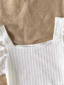 SHEIN Áo thun tay ngắn cổ vuông, chất liệu vải họa tiết, kiểu dáng giản dị, thoải mái dành cho bé gái tuổi teen. - trắng - Xem 4