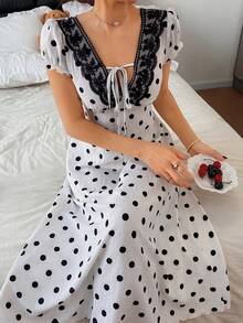 Dream Adore Áo ngủ nữ cổ chữ V có dây rút in họa tiết chấm bi - trắng - Xem 5