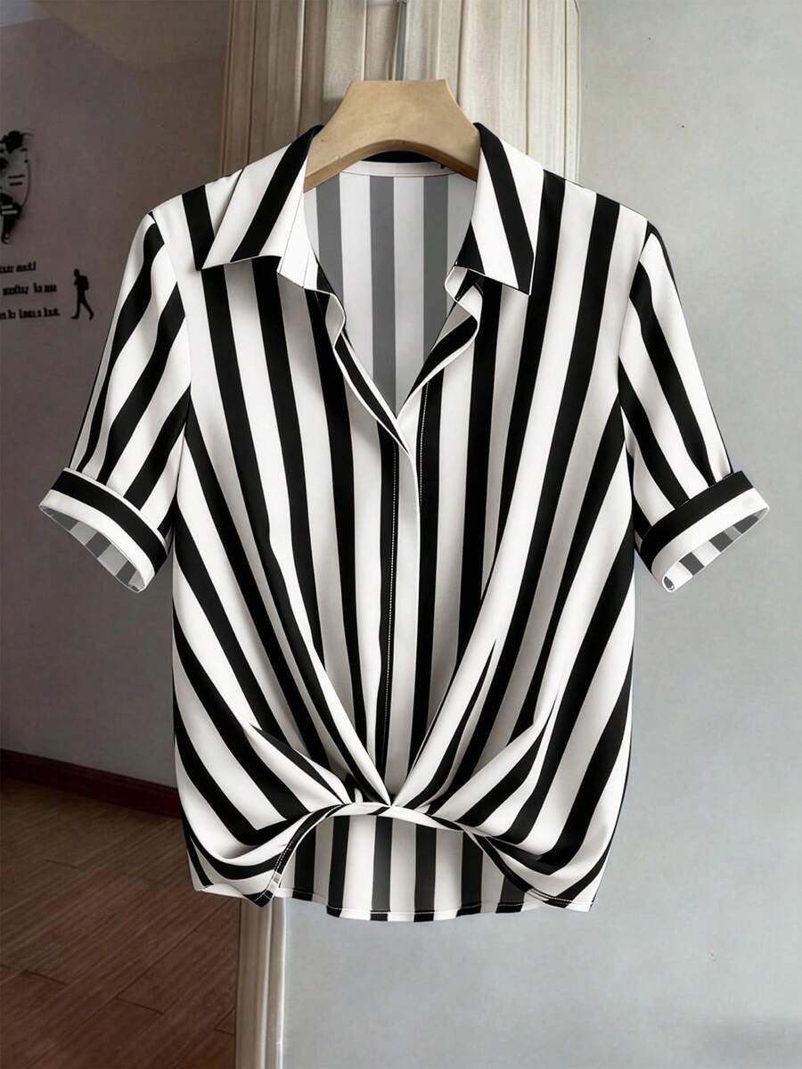 GlowEve 女士藏蓝色数码印花条纹宽松翻领短袖收腰修身通勤优雅独特设计衬衫 - 黑色 - 查看 1