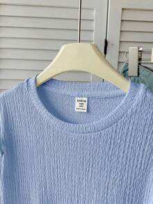 SHEIN Camiseta de Manga Curta Texturizada de Gola Careca Ajustada com Decoração Floral 3D de Strass, Elegante e Casual para Meninas Pré-Adolescentes na Primavera/Verão - Azul bebê - Visão 5