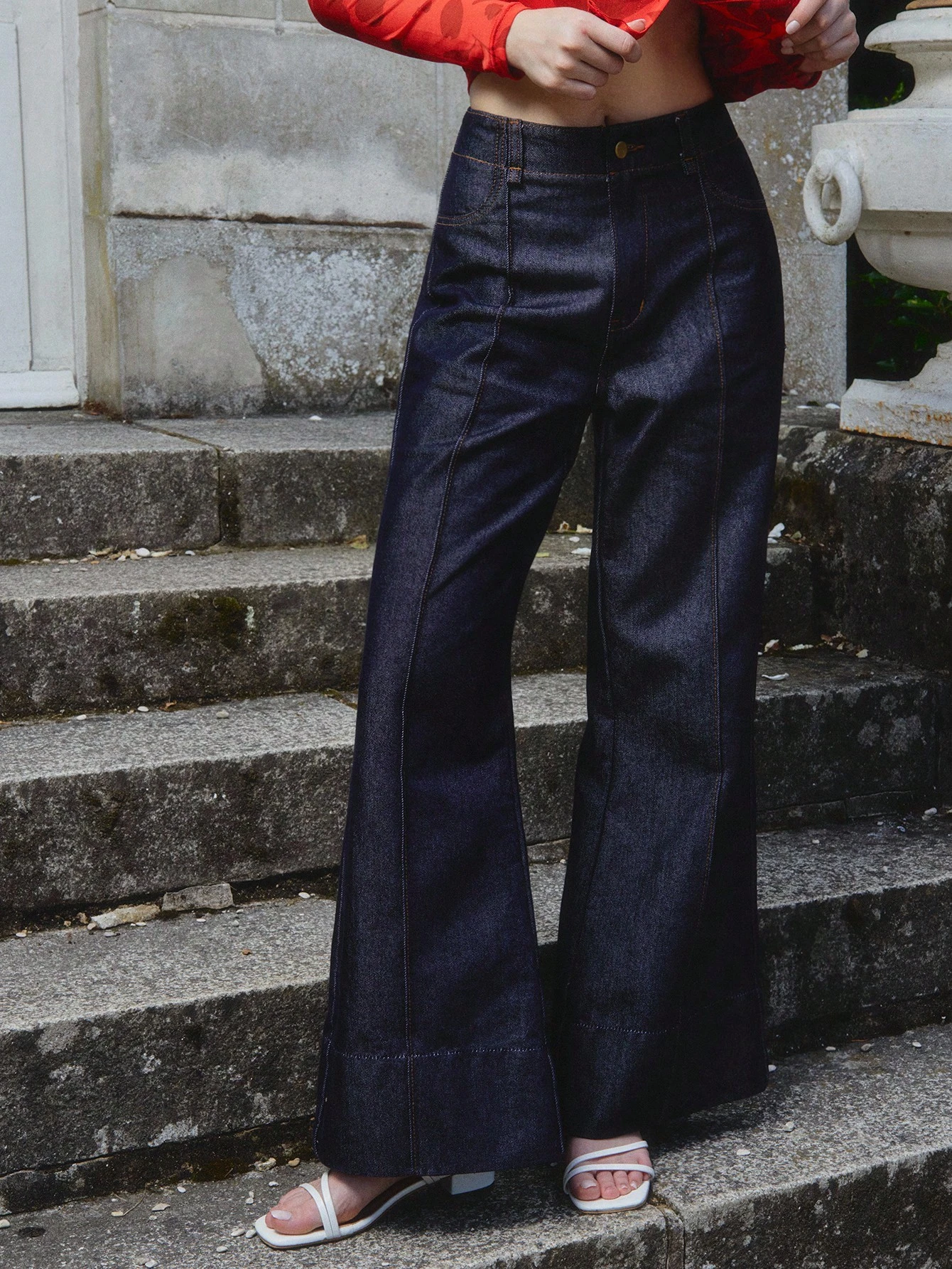 Damen Jeans mit Nahtdetail, weites Bein, aus dunkler Baumwolldenim, Herbstmode für Bürooutfits und Herbstoutfits für Frauen