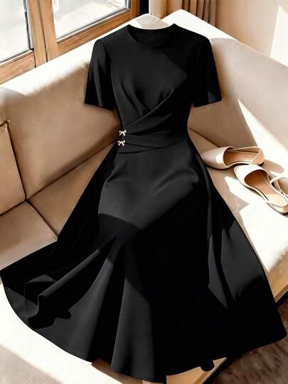 GlowEve CURVE 大码女式纯色圆领褶皱金属装饰休闲度假约会连衣裙