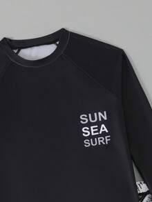 SHEIN Bộ đồ bơi 2 món cho bé trai tuổi teen, phong cách thường ngày và nghỉ lễ, đen trắng, in chữ và cây cọ, áo thun vải dệt kim + quần short vải dệt, thiết kế thời trang thoải mái và phù hợp cho kỳ nghỉ, bơi lội, nghỉ hè, bãi biển, hồ bơi. - màu đen - Xem 3