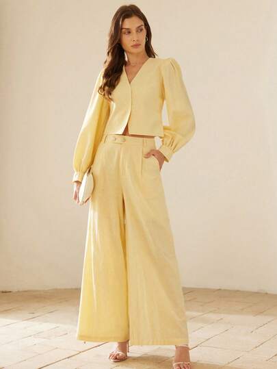 Aveloria Rosie مجموعة قطعتين للنساء بأسلوب فرنسي أنيق أوروبي، تتكون من: ملابس علوية قصيرة بياقة على شكل حرف V وأكمام منتفخة باللون الأصفر الباهت مع طيات، وبنطلون واسع الساق مستقيم الساق مزين بأزرار بأسلوب كاجوال