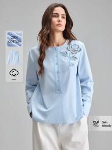 Ontre 2026新款女士浅蓝色舒适柔软缎面圆领落肩长袖衬衫，镂空刺绣装饰，时尚都市浪漫优雅复古风，适合邮轮、婚礼宾客、商务休闲、办公室穿着，四季皆宜，百搭现代都市时尚商务休闲女装，低调复古风格，优雅精致，高品质通勤及机场女装，蓝色玫瑰刺绣女式衬衫，职业装衬衫。 - 淺藍色 - 查看 3