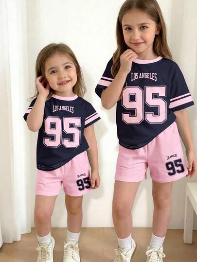 两件套海军蓝和荧光粉撞色印花T恤短裤套装，休闲宽松短袖圆领T恤短裤套装，适合年轻女孩，春夏日常穿着、街头风、外出、居家、度假、返校季等场合。