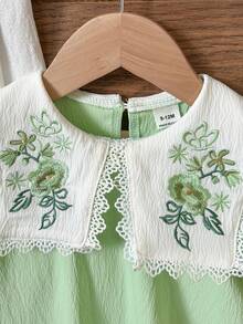 SHEIN 1件女婴舒适休闲纹理面料常规厚度领口可爱花卉刺绣A字基本款短袖连衣裙，时尚百搭，适合春夏穿着，居家、外出、旅行、上学及各种日常穿着。 - 綠色 - 查看 8