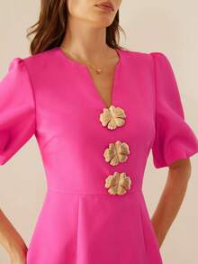 Aveloria Rosie Abito di moda versatile con design snellente, scollo a V, maniche a palloncino, vita stretta, colore rosa brillante, maniche corte, bottoni 3D, fiori dorati, tessuto liscio, aderente, linea A, minimalista, elegante, di lusso, adatto per serate, feste, eventi sociali, celebrazioni, vita notturna, fascino femminile - Fucsia - Visualizzare 1