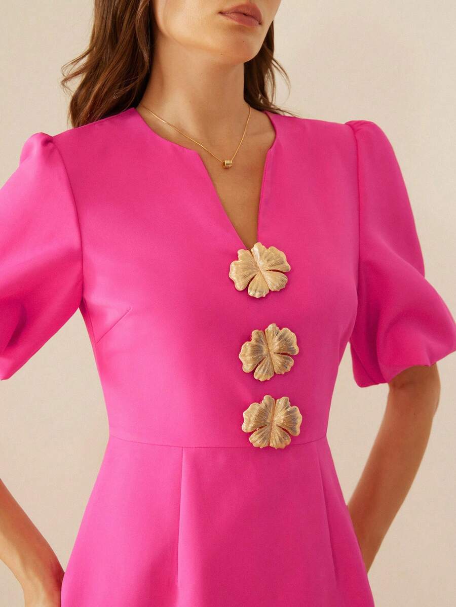 Aveloria Rosie Abito di moda versatile con design snellente, scollo a V, maniche a palloncino, vita stretta, colore rosa brillante, maniche corte, bottoni 3D, fiori dorati, tessuto liscio, aderente, linea A, minimalista, elegante, di lusso, adatto per serate, feste, eventi sociali, celebrazioni, vita notturna, fascino femminile - Fucsia - Visualizzare 1