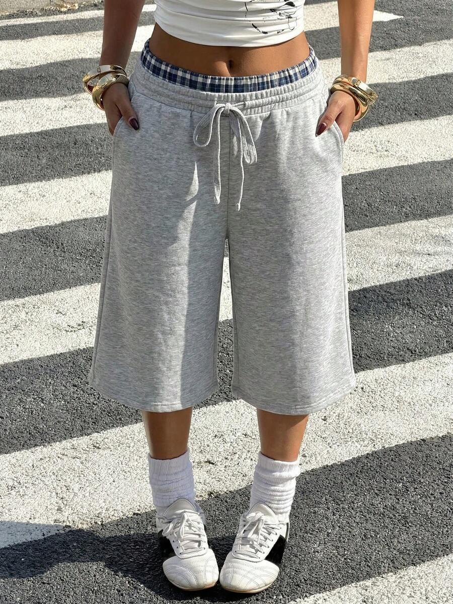 Muchica Gợi ý trang phục mùa hè: Quần thể thao dệt kim kiểu Mỹ dành cho nữ, quần short Bermuda ống rộng có túi và dây rút ở eo, quần nỉ dài đến đầu gối phối họa tiết kẻ caro. Quần short màu xám, quần short rộng thùng thình, quần short ống rộng, quần nỉ, quần short dài. - Xám - Xem 1