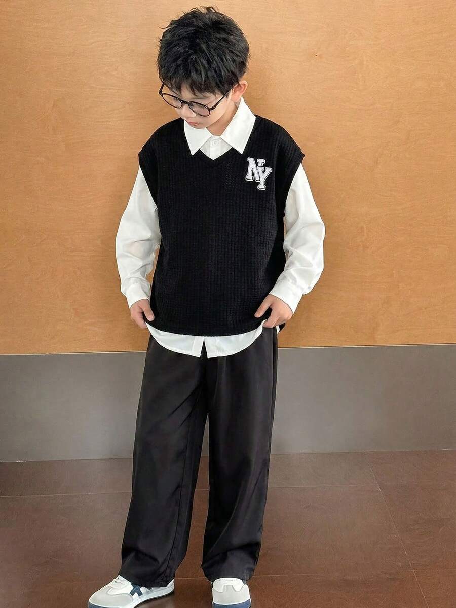 SHEIN Little Byeori Mua 2 tặng 1 bộ đồ thể thao phong cách Hàn Quốc cho bé trai, dáng rộng thoải mái, tối giản, tiện dụng, gồm áo sơ mi dài tay có cổ, áo vest và quần trắng, phù hợp cho đi học, mặc hàng ngày, du lịch, thể thao, mùa thu/đông. - Nhiều màu - Xem 1