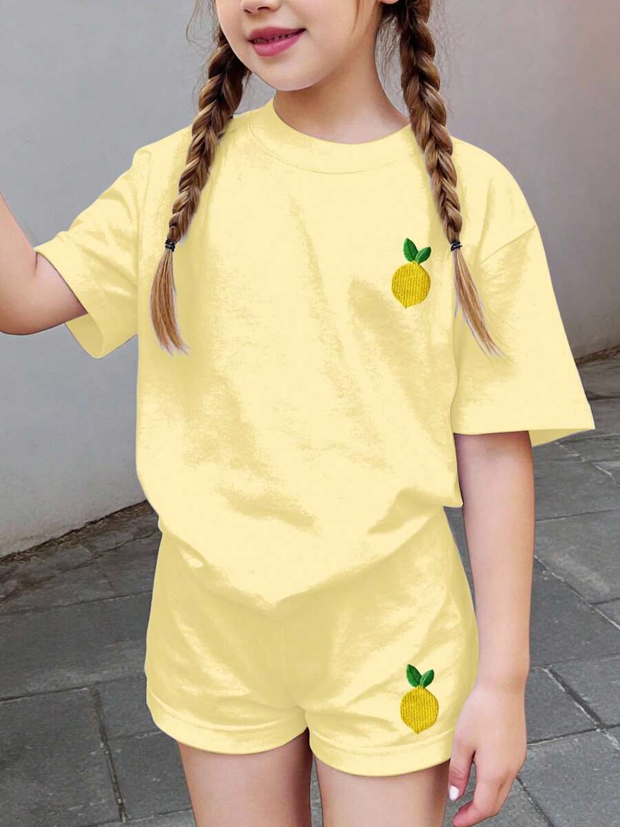 SHEIN 2pcs/Set Pakaian Musim Panas Manis Retro Motif Pohon Lemon untuk Anak Perempuan, Warna Kuning Segar Gaya Liburan Pedesaan Kasual Minimalis Atasan Lengan Pendek dan Celana Pendek - MultiWarna - View 1