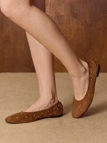 MOTF Giày bệt mũi tròn đính đinh tán dành cho nữ - màu nâu - Xem 5