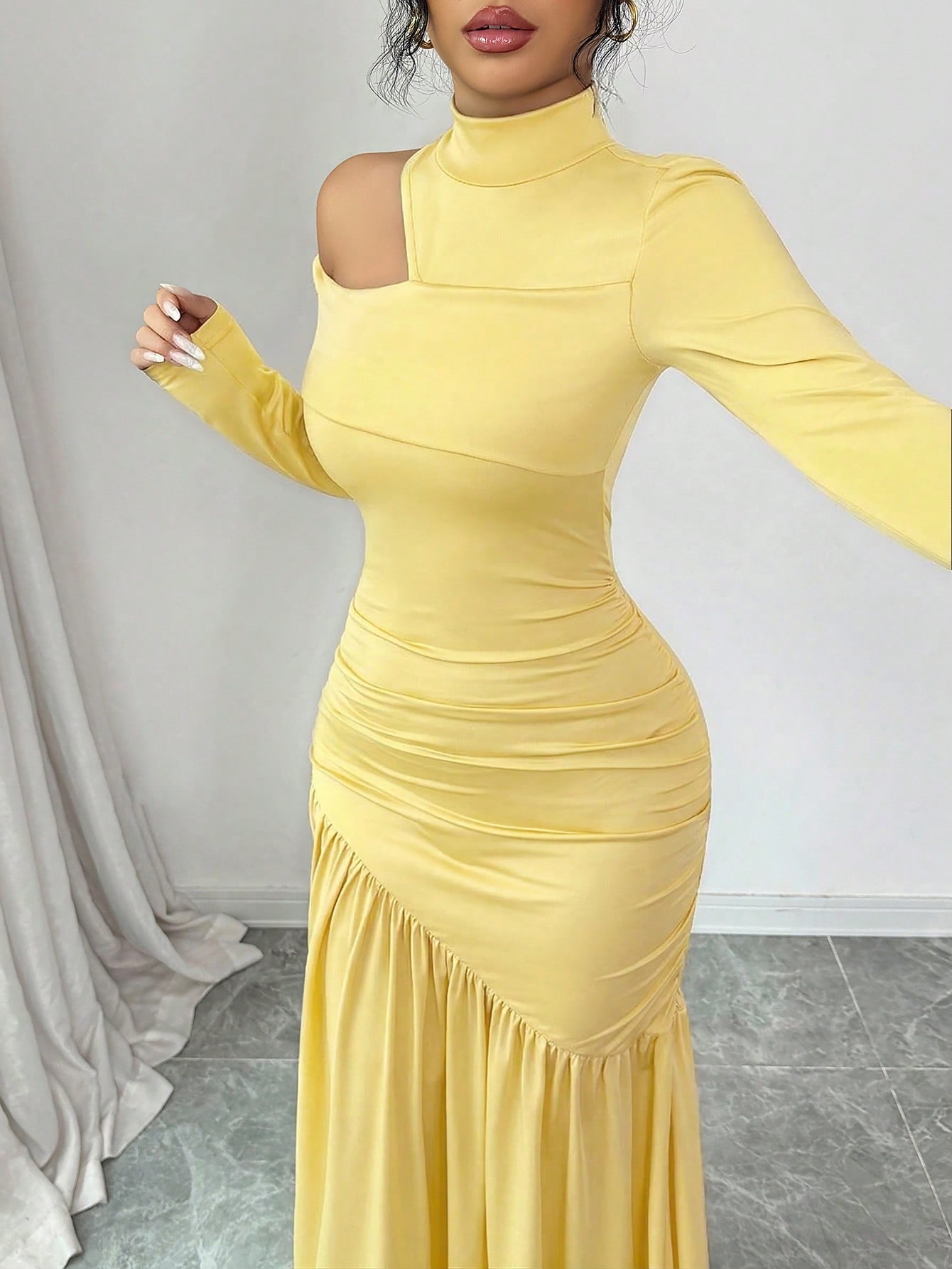 Modelyn فستان نسائي أنيق بتصميم كتف مفتوح بلون الق...