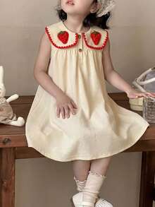 SHEIN Vintaside Kids Đầm dệt kim kiểu dáng đồng quê giản dị, tươi tắn, dễ thương cho bé gái, cổ vuông, cài khuy hình quả dâu tây, chất liệu vải dệt họa tiết, thích hợp mặc hàng ngày, đi nghỉ mát và dã ngoại, mùa xuân/hè. - Màu be - Xem 5