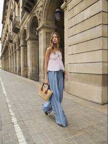 Nöista Quần dài màu xanh dương và tím in sọc rộng, chất liệu denim, có dây buộc eo và chun ở cạp quần, họa tiết sọc phối hợp. Thích hợp cho lễ hội âm nhạc, mùa hè, mùa xuân, đi biển, trang phục thường ngày cho nữ. - Màu xanh lam - Xem 3