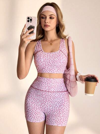 Medorelle Bộ 2 món gồm áo croptop và quần short cạp cao họa tiết hoa nhí dành cho nữ.