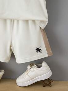 SHEIN Explorewe 两件套幼儿男童撞色T恤（骑士印花）和撞色短裤（骑士印花），适合春夏休闲、上学、运动、玩耍等场合。幼儿男童夏季套装，儿童图案T恤短裤套装 - 卡其色 - 查看 5