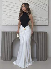 2026 New vestidos casual Este elegante y sexy vestido maxi de color blanco y negro con espalda descubierta presenta adornos con hebillas metálicas y un diseño plisado que se ajusta a la figu - Blanco y Negro - Ver 3