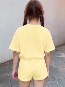 SHEIN 2pcs/Set Pakaian Musim Panas Manis Retro Motif Pohon Lemon untuk Anak Perempuan, Warna Kuning Segar Gaya Liburan Pedesaan Kasual Minimalis Atasan Lengan Pendek dan Celana Pendek - MultiWarna - View 2