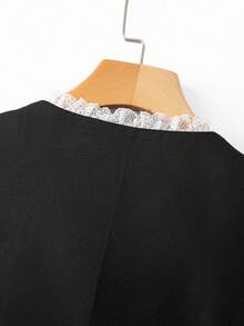 GlowEve CURVE Camisa de cárdigan holgada sin mangas con cuello redondo, adorno de botones de latón vintage, bolsillos y ribete de encaje blanco para mujer de talla grande, de tela de sarga, elegante para la playa, vacaciones, casual, negocios, festividades, en negro y blanco, versátil - Negro - Ver 7