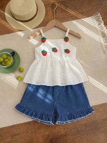 SHEIN Vintaside Kids Conjunto de estilo campestre para niña, hecho de tela jacquard calada beige con decoración de fresas, incluye camiseta de tirantes y shorts vaqueros, adecuado para actividades al aire libre como recoger, picnics y paseos en el parque - Albaricoque - Ver 4