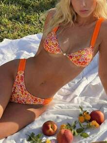 Swim Vcay Set de 2 piezas de traje de baño y shorts de baño con estampado aleatorio para mujer, conjunto de traje de baño elegante y casual para vacaciones en la playa - Multicolor - Ver 1