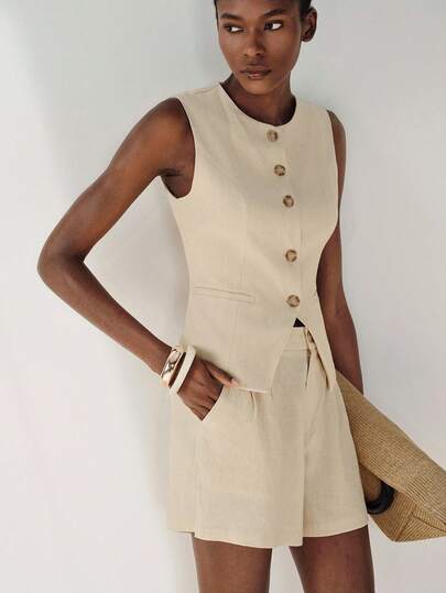 Aveloria Modichic Beige Sleeveless Suit Vest, Round Neck Design, Wooden Button Inlay, Simple Straight Cut, Front Center Slit Detail, Side Pockets, Linen Blend Fabric, Natural Rustic Style, Paired With Matching High-Waist Shorts, Loose And Comfortable, Suitable For Spring/Summer Casual Office, Daily Commute, Weekend Gatherings And Minimalist Styling, Showcasing Capable Elegance And Relaxed Urban Leisure Vibe. New Vintage-Inspired Casual Fashion Design Sense Solid Color Sleeveless Round Neck Vest Shorts Set